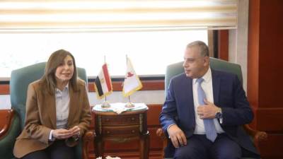 وزيرة الثقافة ومحافظ سوهاج يناقشان خطة عمل المشاريع والفعاليات الثقافية بالمحافظة