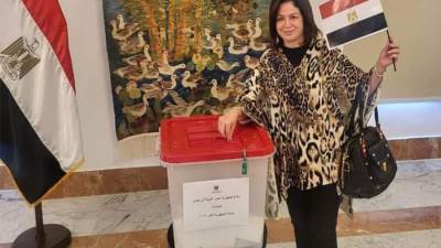 إلهام شاهين تدلي بصوتها في الانتخابات الرئاسية بسفارة مصر في تونس