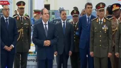 الرئيس السيسى يتفقد طائرة استطلاع بدون طيار من إنتاج مصنع "قادر"