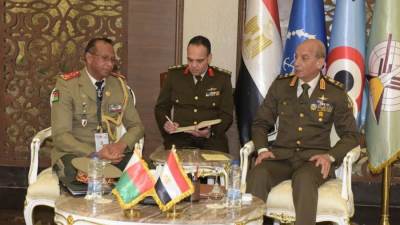 وزير الدفاع والإنتاج الحربي يلتقي عدداً من قادة الوفود العسكرية على هامش (EDEX – 2023)