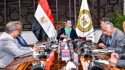 وزيرة البيئة تعقد اجتماعاً موسعاً مع ممثلى وزارتى البترول والكهرباء بشأن تشجيع الاستثمارات