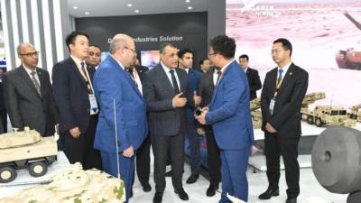 "وزير الدولة للإنتاج الحربى" يزور أجنحة عدد من الشركات المشاركة بالمعرض