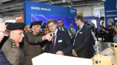 وزير الدفاع ورئيس الأركان يعقدان لقاءات ثنائية مع قادة الوفود العسكرية بإيديكس