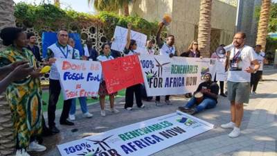 منظمات ونشطاء من أفريقيا يرفعون شعارات ولافتات ضد الوقود الأحفوري في COP28
