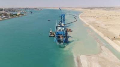 أسامة ربيع: الدفع بأربع قاطرات لقطر سفينة حاويات تعطلت دفتها بقناة السويس