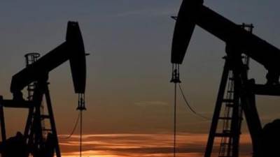 انخفاض حاد في أسعار النفط العالمية خلال تعاملات منتصف اليوم