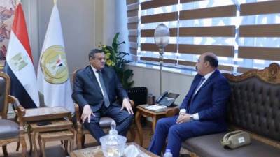 وزير التنمية يتابع مع محافظ أسوان تنفيذ مبادرة توفير السلع الغذائية للمواطنين بأسعار مخفضة