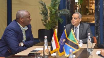 رئيس هيئة الدواء المصرية يلتقي عدداً من مسئولي الهيئات المناظرة بالدول الأفريقية