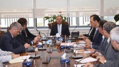 وزير النقل يتابع مع رئيس جانز مافاج المجرية تصنيع وتوريد العربات المكيفة