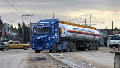القاهرة الإخبارية: دخول 3 شاحنات وقود تحمل أكثر من 90 ألف لتر سولار إلى غزة