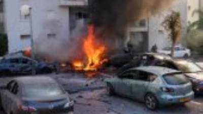 إعلام إسرائيلى: دوى انفجارات فى تل أبيب إثر قصف صاروخى مكثف