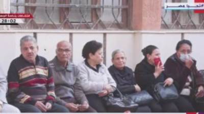 كبار السن ينتظرون فتح اللجان للإدلاء بأصواتهم فى انتخابات الرئاسة 2024