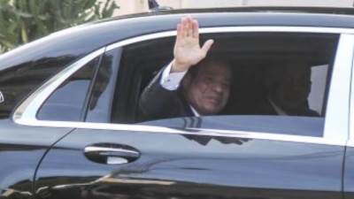 الرئيس السيسى يحيى الجماهير بعد إدلائه بصوته في الانتخابات الرئاسية