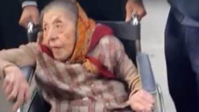 معمرة على كرسى متحرك تحرص على الإدلاء بصوتها فى انتخابات الرئاسة