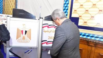 وزير العمل يدلى بصوته في الانتخابات الرئاسية بمدرسة الشهيد مصطفى يسري ابو عميرة بمصر الجديدة