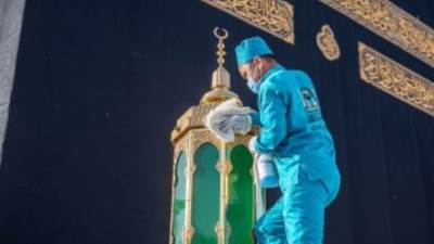 بدء أعمال الصيانة الدورية للكعبة المشرفة