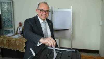 رئيس هيئة الرقابة المالية يدلي بصوته في الانتخابات الرئاسية ويحث على المشاركة