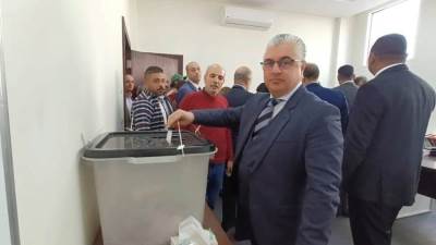 رئيس اقتصادية قناة السويس يدلي بصوته في العاصمة الإدارية