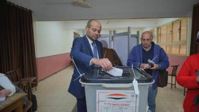 رئيس البورصة المصرية يدلي بصوته في الانتخابات الرئاسية