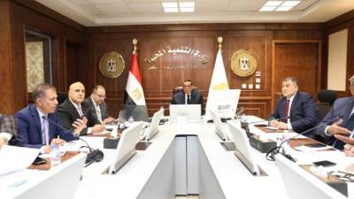 وزير التنمية يتابع سير العملية الانتخابية مع المحافظين عبر الشبكة الوطنية للطوارئ