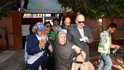 في لفتة إنسانية .. محافظ أسيوط يصطحب سيدة مسنة للإدلاء بصوتها