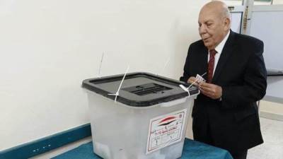 وزير التنمية المحلية ومحافظ الفيوم الأسبقان يدليان بصوتيهما في الانتخابات الرئاسية 2024