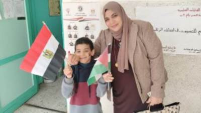 بالعلمين المصرى والفلسطينى.. أول مأذونة مصرية تدلى بصوتها فى الشرقية