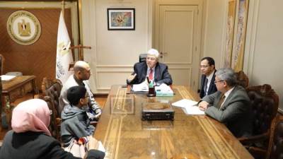 وزير التعليم العالي يلتقي بأسرة الطفل يحيى عبدالناصر "العبقري"