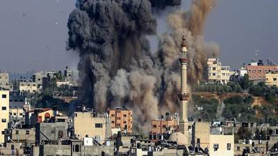 استشهاد 12 فلسطينيًا وإصابة العشرات جراء قصف إسرائيلي لمنزل جنوب غزة