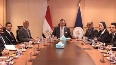 وزير السياحة يلتقي بوفد من هيئة التدريس والدراسين بكلية الدفاع الوطني الإماراتية