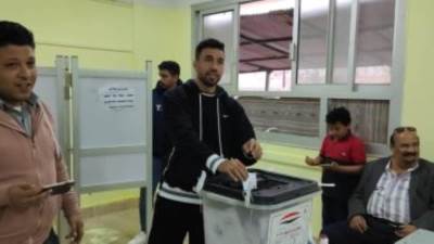 تريزيجيه يدلى بصوته فى الانتخابات الرئاسية ويلتقط صور تذكارية مع الناخبين