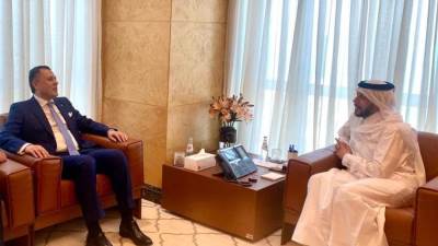 وزير السياحة يعقد لقاءات مع رئيس رابطة رجال الأعمال القطريين