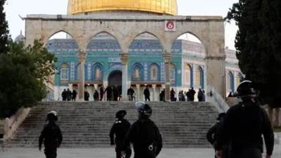 الاحتلال الإسرائيلي يعتقل حارسين للمسجد الأقصى ويفجر منزلاً في جنين بالضفة الغربية