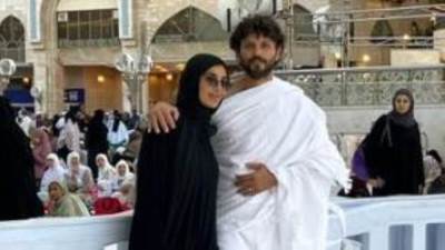 حسام غالي وزوجته يؤديان مناسك العمرة