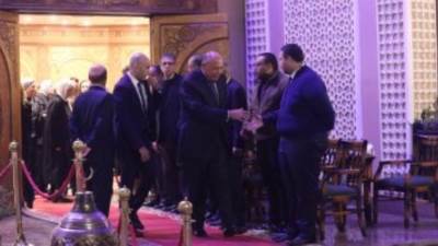 وزيرا الخارجية والتموين وعلى الحجار فى عزاء زوج وزيرة الثقافة السابقة