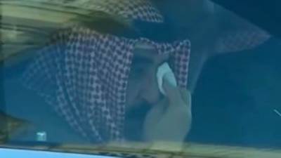 أمير الكويت يودع الراحل الشيخ نواف الأحمد الجابر الصباح بالدموع