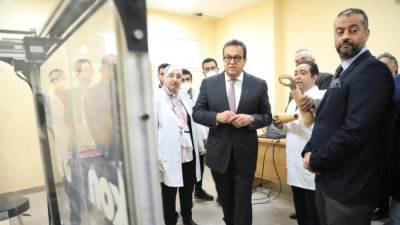 وزير الصحة يتفقد مصنع إنتاج الأطراف الصناعية بإمبابة