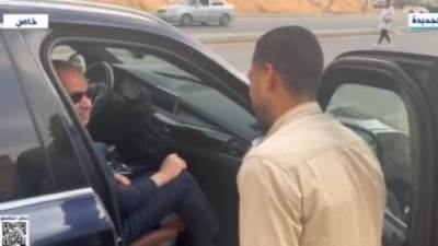 الرئيس السيسي يجرى حورا مع عدد من المواطنين أثناء مروره فى شوارع القاهرة