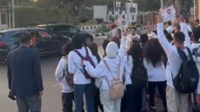 الآلاف من المواطنين يصطفون لتحية الرئيس السيسي أثناء مروره بشوارع القاهرة