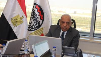 وزير قطاع الأعمال العام يستعرض المخطط العام لإقامة مشروع عمراني متكامل جنوب القاهرة