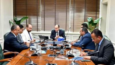 وزير التجارة والصناعة يلتقي مسؤولي مصنع "بيدو" لتصنيع المعامل التعليمية لكليات الهندسة والجامعات التكنولوجية