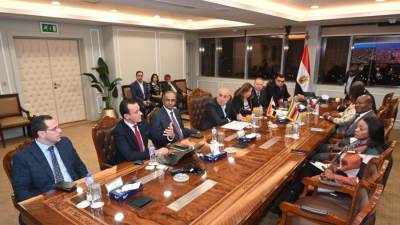 وزير الإسكان يعرض على نظيره من زيمبابوى والوفد المرافق له التجربة العمرانية المصرية