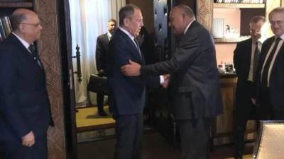 وزير الخارجية يلتقي مع نظيره الروسي على هامش مشاركته في المنتدى العربي الروسي