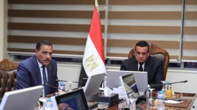 وزير التنمية يتابع مع محافظ مطروح تنفيذ المشروعات الجارية على أرض المحافظة