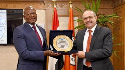 وزير الإسكان الزيمبابوى يبحث فرص التعاون مع المقاولون العرب