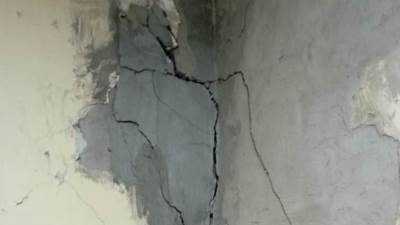 إخلاء 5 أسر بسبب سقوط أجزاء وشروخات بعقار قديم بحى جمرك الإسكندرية دون إصابات