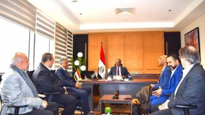 نائب وزير الإسكان لشئون البنية الأساسية يلتقي مسئولي إحدى الشركات لإدارة المياه
