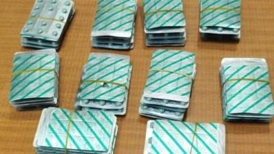 جمارك مطار القاهرة تضبط راكبين بحوزتهما أكثر من 8 آلاف قرص مخدر