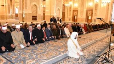 إمام الحرم النبوي يؤم المصلين في صلاة الظهر بمسجد مصر بالعاصمة الإدارية