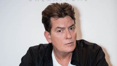 تعرف على تفاصيل التعدى على الممثل العالمى تشارلي شين في منزله